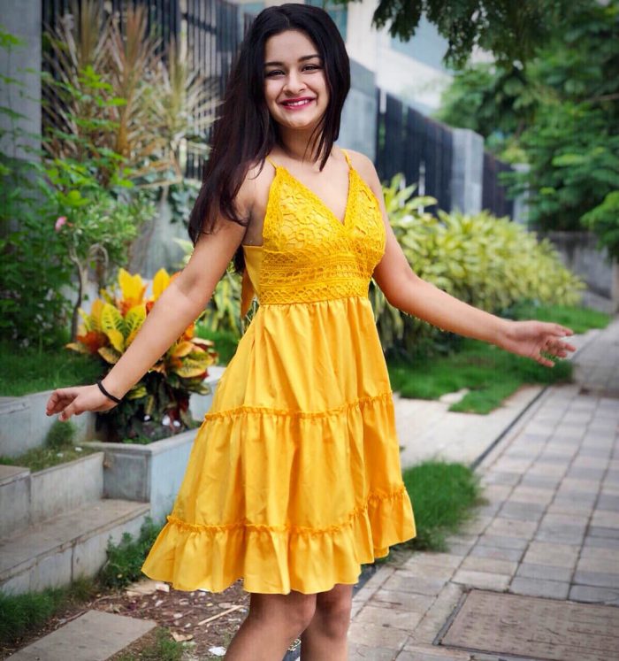 Avneet Kaur HD Images And Pictures In Yellow Color Dress