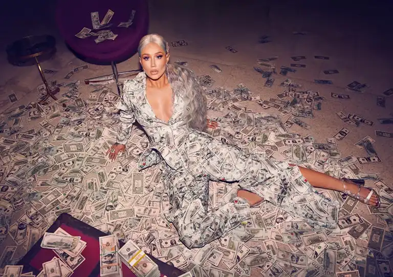 Iggy Azalea with money, showing her net worth