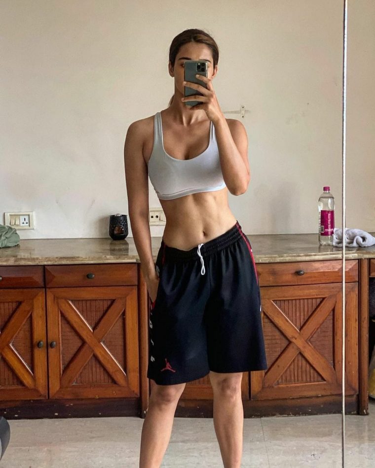 Disha wearing exercise clothes, showing off her abs and looking ultra fit.