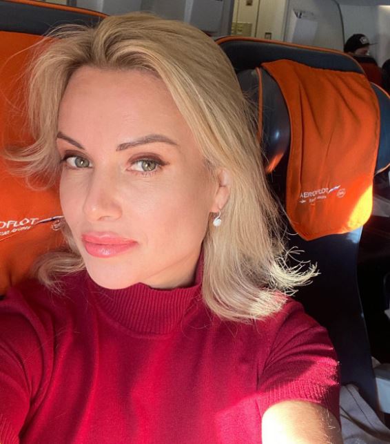 Maria Ovsyannikova plane selfie